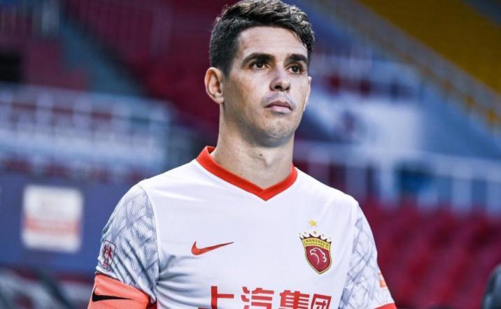 开云体育app-奥斯卡意外亮相上港冬训！直接跟穆斯卡特合影留念，队友点赞欢迎