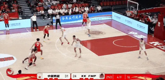 中国男篮持球过半场，巴尔纳凶狠撞倒赵嘉义吃到违体犯规